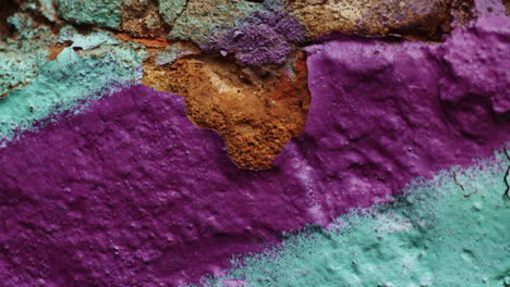 panorámica derecha primer plano de una pintura desconchada