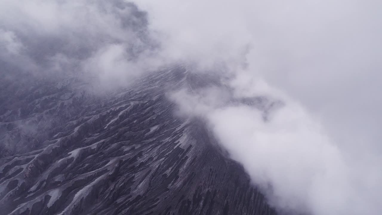 인도네시아 의 브로모 화산 에서 해가 뜨는 동안의 연기, 공중 사진