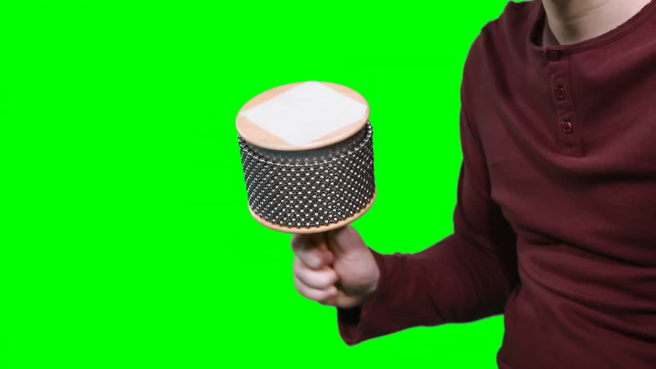 sección media de un músico masculino tocando la cabasa