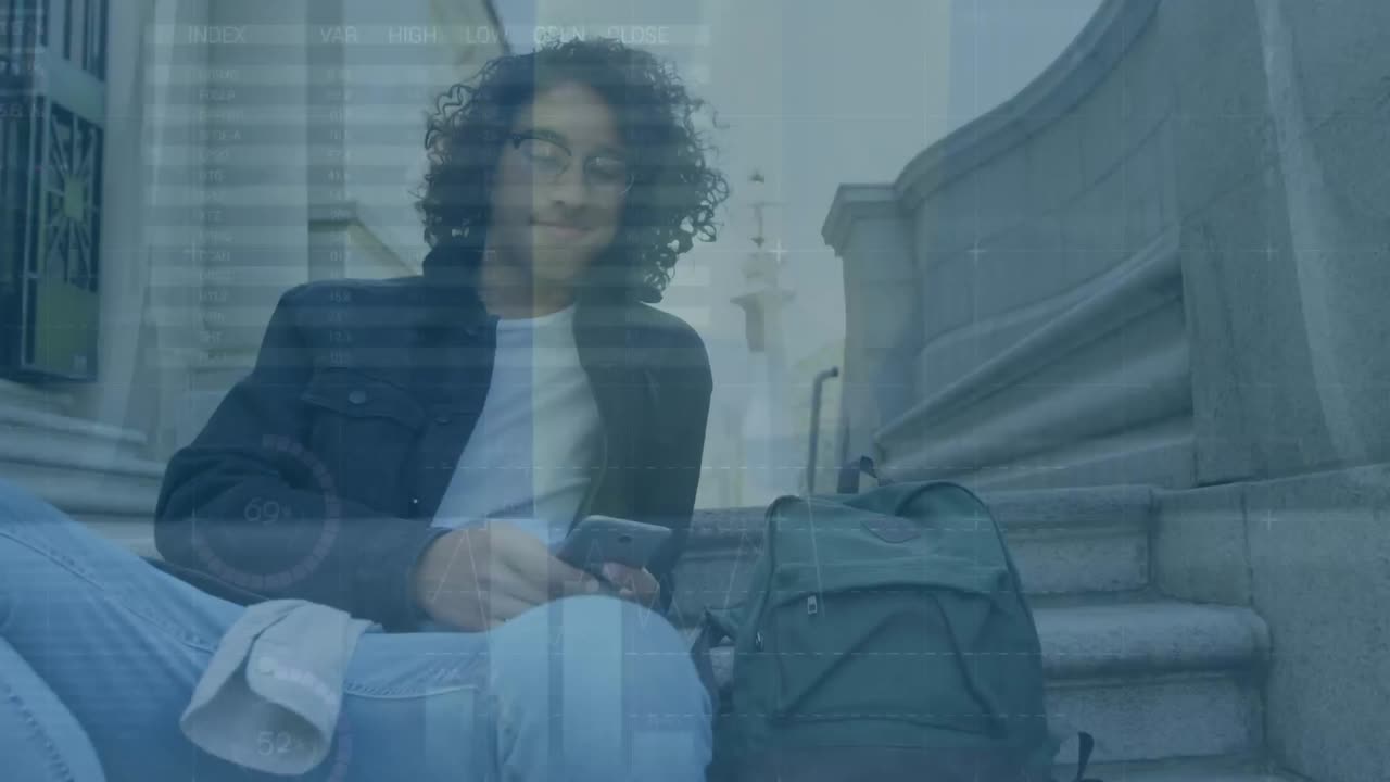 animación del procesamiento de datos financieros sobre el hombre utilizando un teléfono inteligente