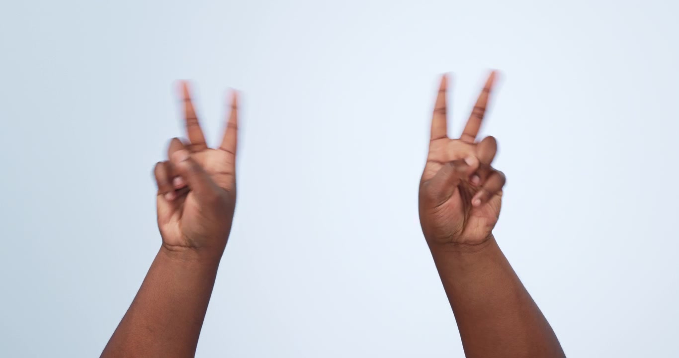 Mani e segno di pace in studio con libertà