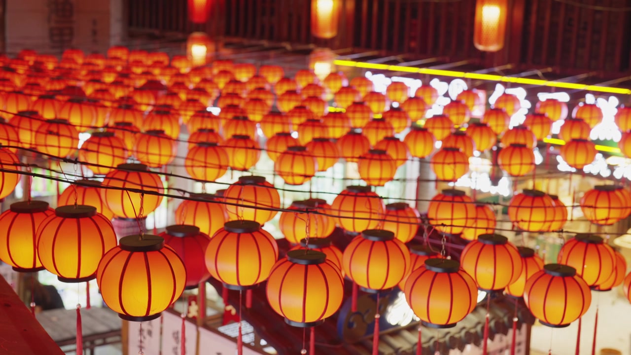 Fileiras de lanternas chinesas vermelhas tradicionais penduradas em um mercado