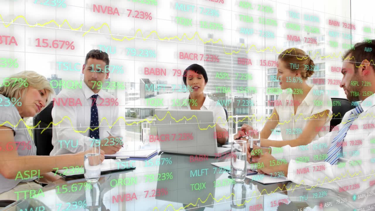 다양한 동료들이 보고서를 논의하고 사무실에서 박수를 치는 무역 이사회의 애니메이션