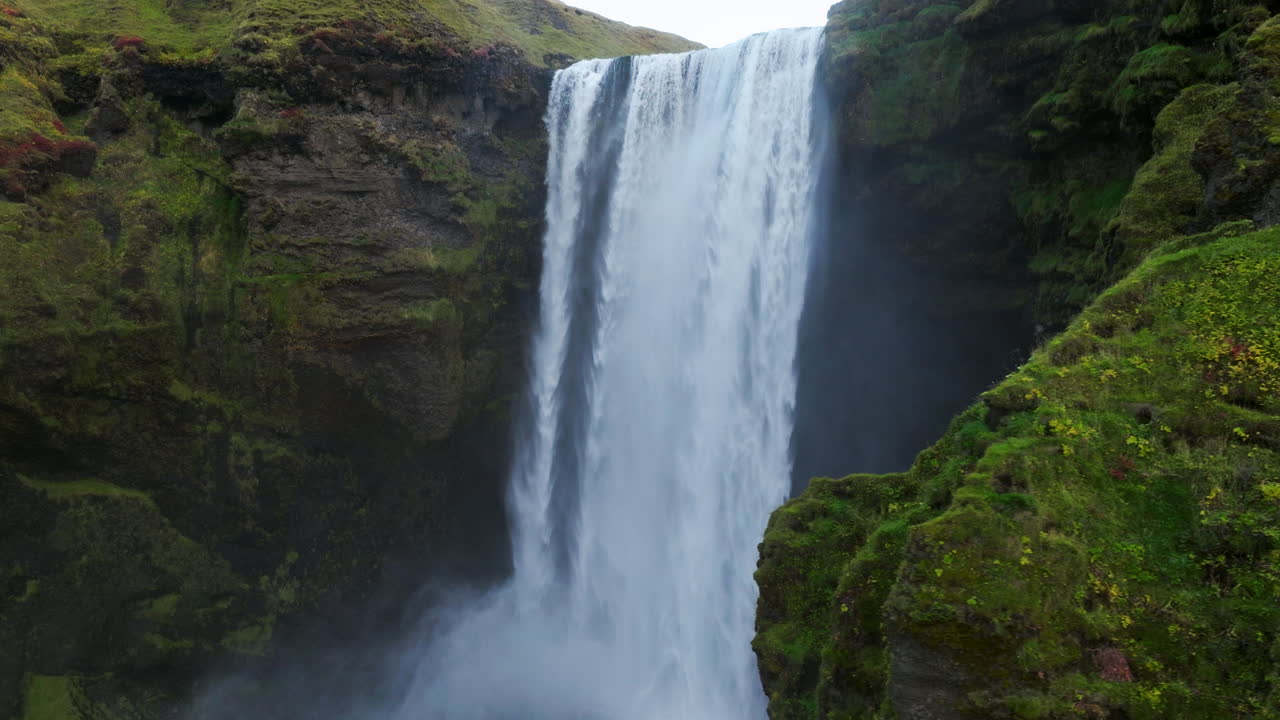 hermoso paisaje islandés de la cascada de skogafoss - toma aérea de un dron