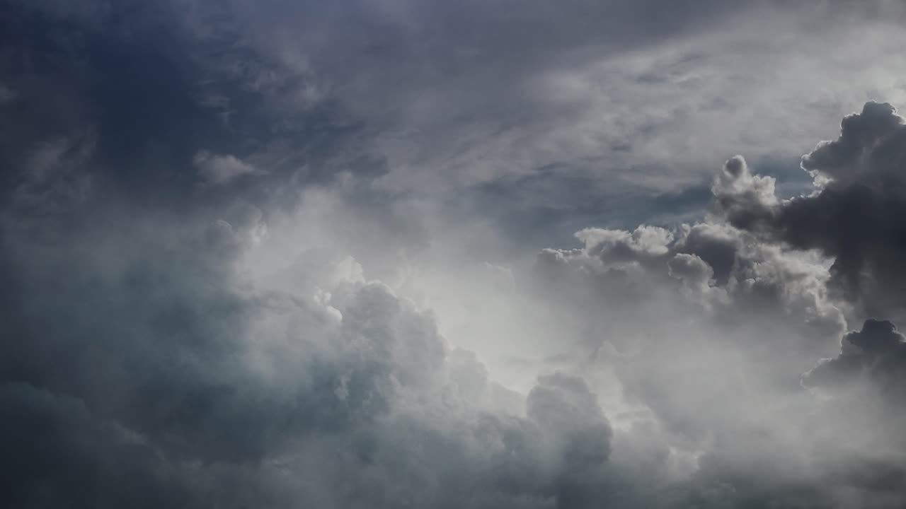 pov 번개는 하늘의 어두운 구름 안에 번쩍이고 뇌우