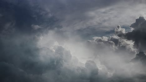relámpagos pov parpadean dentro de nubes oscuras en el cielo, tormenta eléctrica