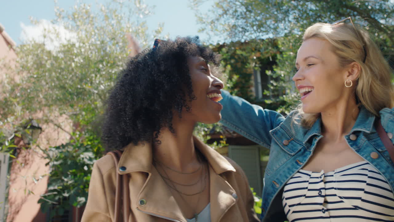 amigas felices tomando fotos juntas usando la cámara del teléfono inteligente disfrutando de las vacaciones de verano emocionadas por las vacaciones compartiendo la experiencia de tavel en las redes sociales imágenes 4k