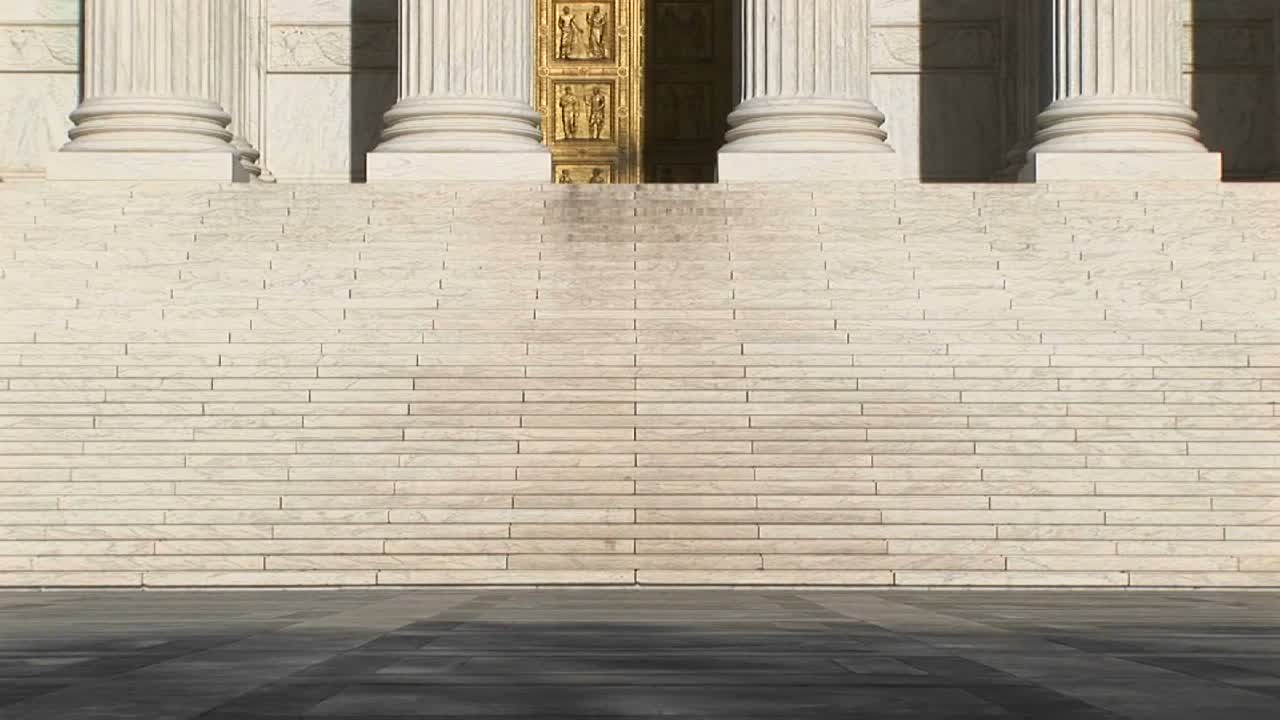 la luz del sol se refleja en los pilares blancos brillantes de la entrada del edificio de la corte suprema de estados unidos