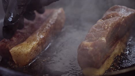 bistec de carne sazonada a la parrilla en una sartén caliente
