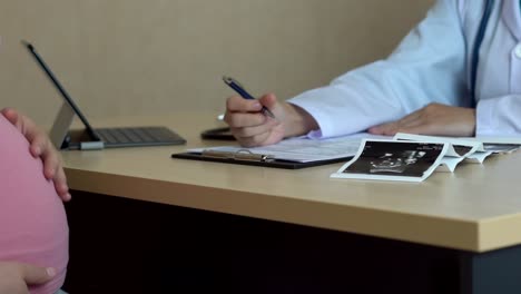 Mujer-Embarazada-Y-Médico-Ginecólogo-En-El-Hospital