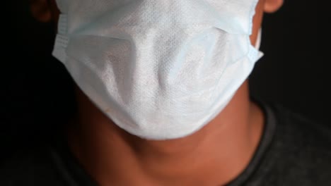 persona que lleva una máscara facial