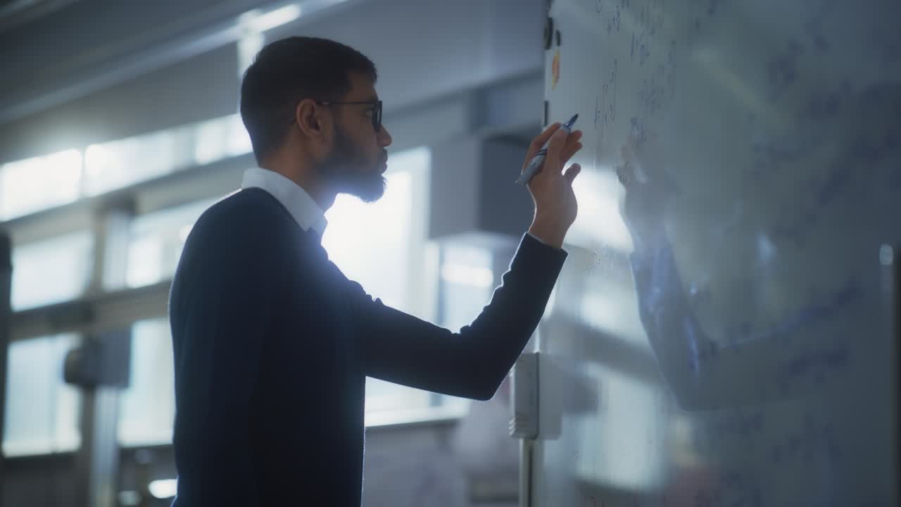 científico masculino negro resuelve problemas matemáticos complejos de pie en la pizarra. educación, ciencia y concepto de conceptualidad. vista de retrato