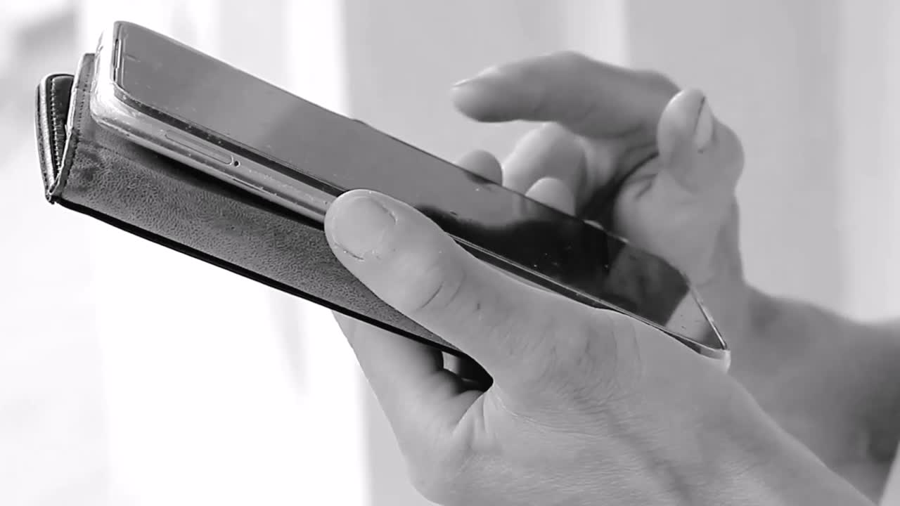 hacer pagos en el teléfono móvil sosteniendo el teléfono móvil comprando en línea con personas imágenes de video de stock