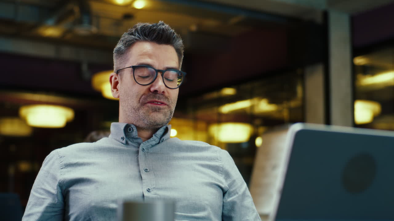 hombre en una llamada de video