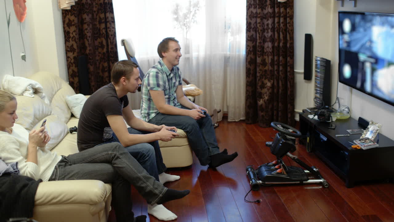 남자 들 이 비디오 게임 을 하고 여자 들 이 드폰 을 사용 하고 있다