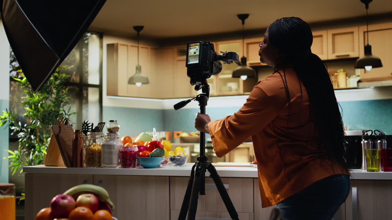 Creatore di contenuti culinari che perfeziona le impostazioni della fotocamera prima di filmare un video di ricette