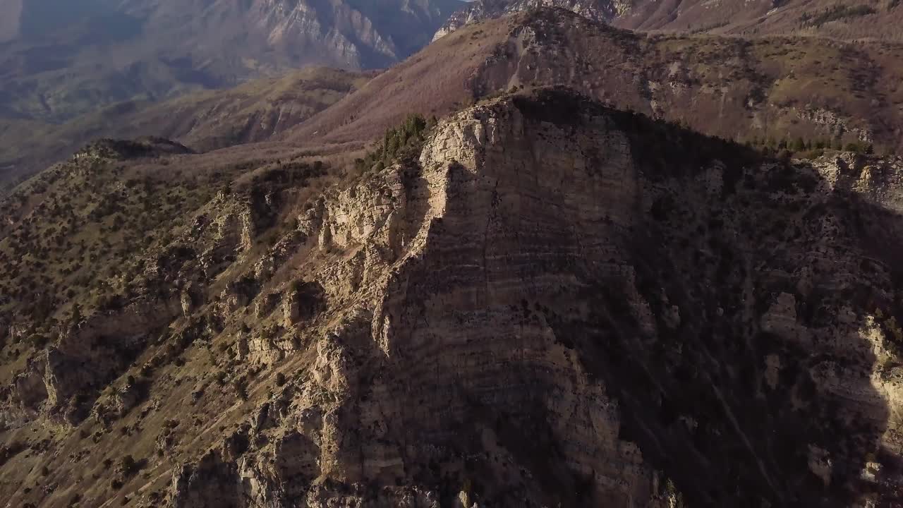 vista aérea de la montaña provo en rock canyon, utah, estados unidos