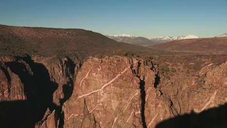 barranco de paredes empinadas durante la puesta de sol en el cañón negro del parque nacional gunnison en colorado, estados unidos