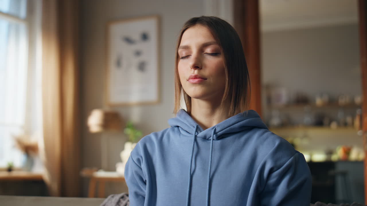 mujer meditando en casa
