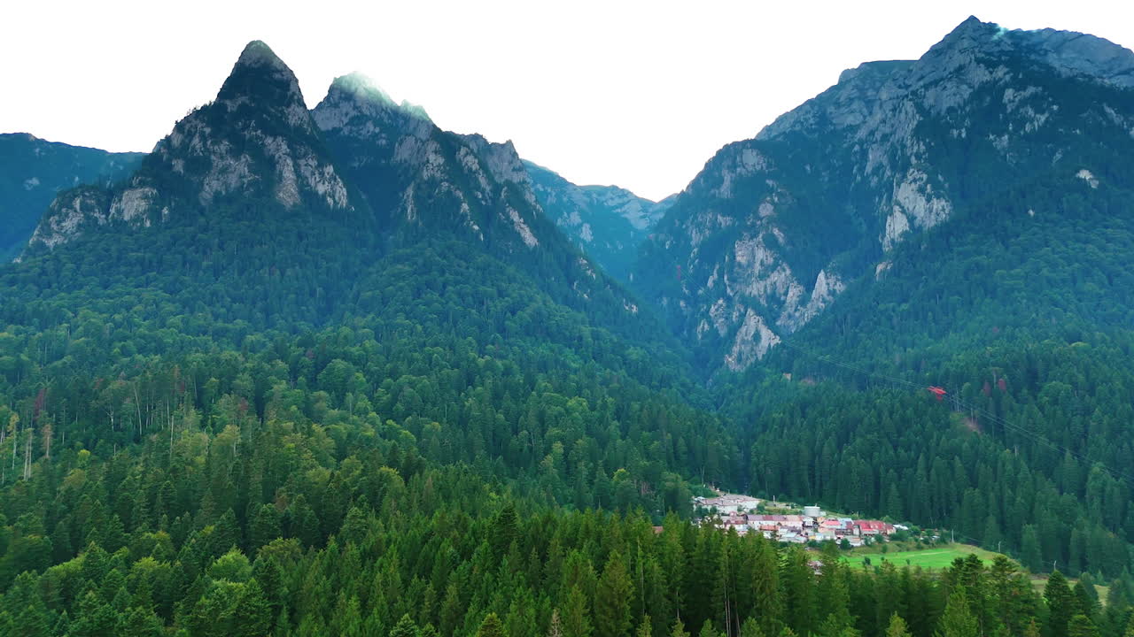 Cresta sommitale di Caraiman sui Carpazi. La cresta sommitale del monte Caraiman si erge imponente all'interno della catena montuosa Bucegi in Romania.