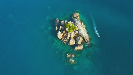 un ojo de pájaro teledirigido disparó sobre la isla y el barco que pasaba, l'ilot una pequeña isla cerca de mahe en la costa norte, un gran lugar para hacer esnórquel y buceo