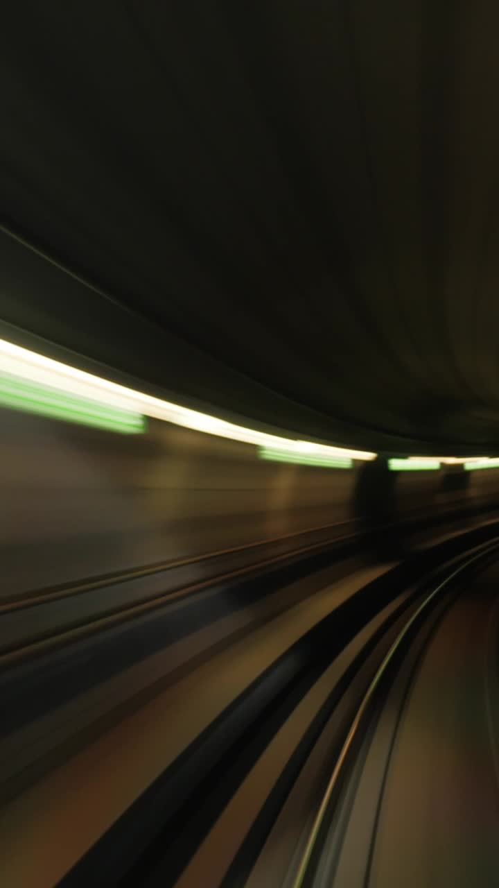Viaggio in treno in soggettiva attraverso un tunnel buio della metropolitana di notte