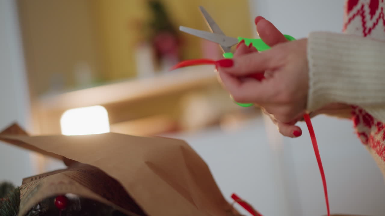 Incartamento festivo e taglio del nastro. Persone che festeggiano aprendo regali con allegre decorazioni natalizie. Individui che scartano con entusiasmo i doni in un'accogliente atmosfera festiva con decorazioni luminose.