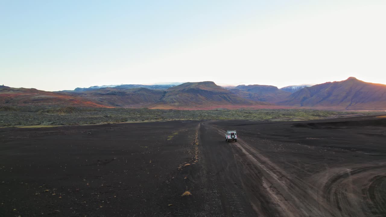 아이슬란드 시골의 검은 모래 화산 지형에 있는 흰색 랜드로버 suv