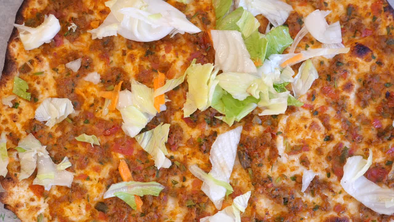 터키식 피데 피자를 준비하고 있습니다.