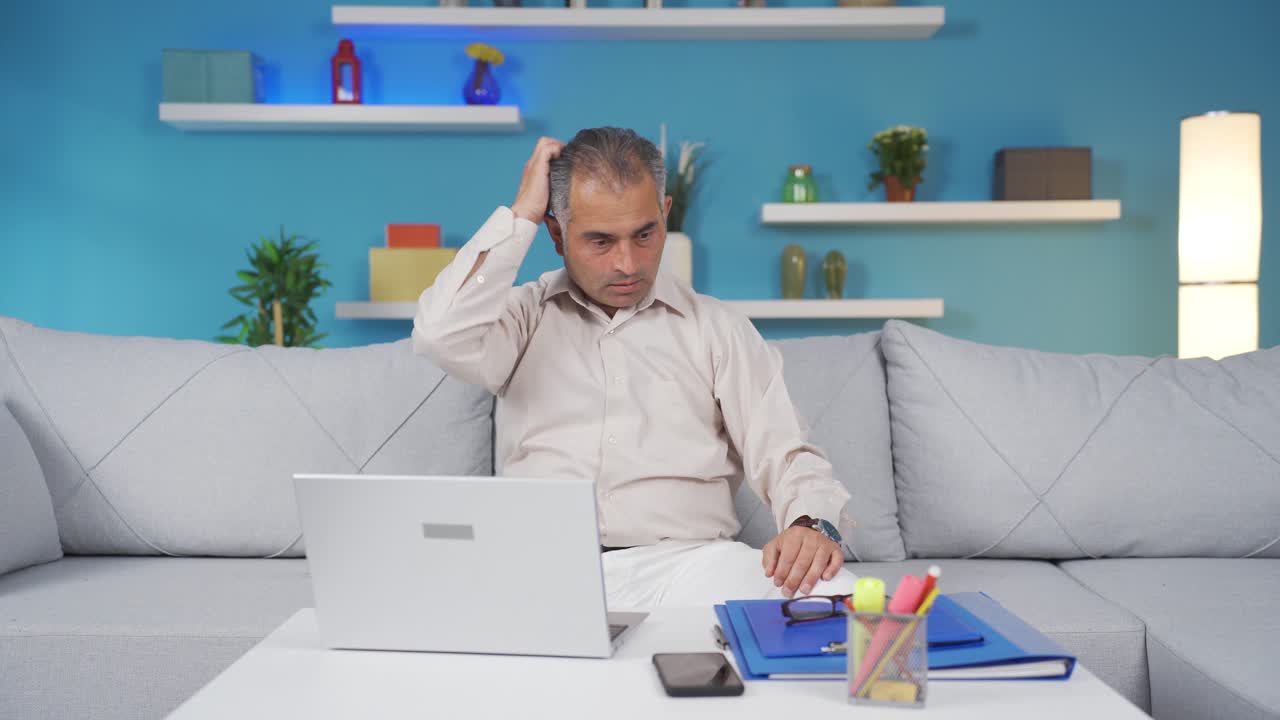 Mann im Homeoffice hat Konzentrationsschwierigkeiten.