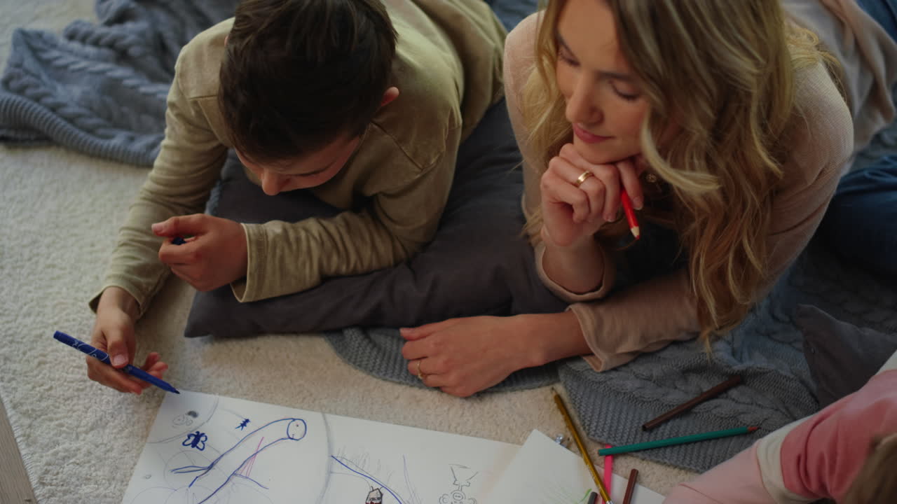 mamá observando a los hermanos creativos, mamá aconsejando a los niños cómo dibujar.