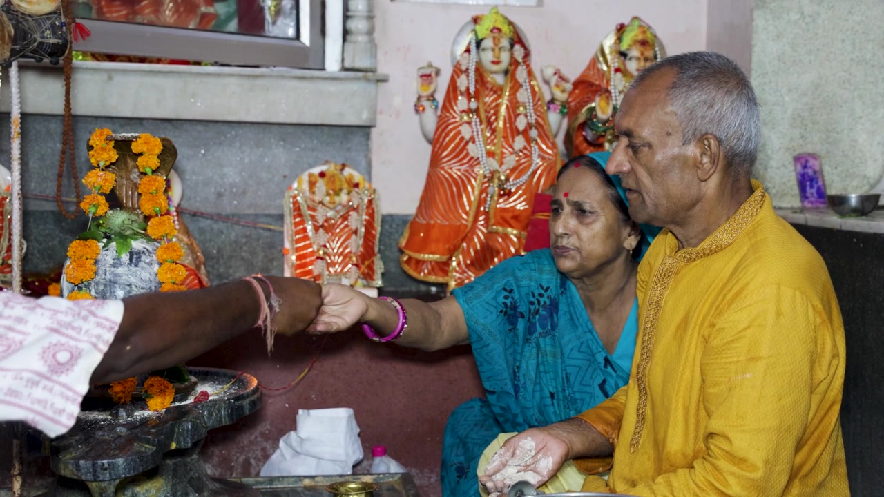 Sacra cerimonia di culto di Shiva con devoti che offrono preghiere rituali e benedizioni.