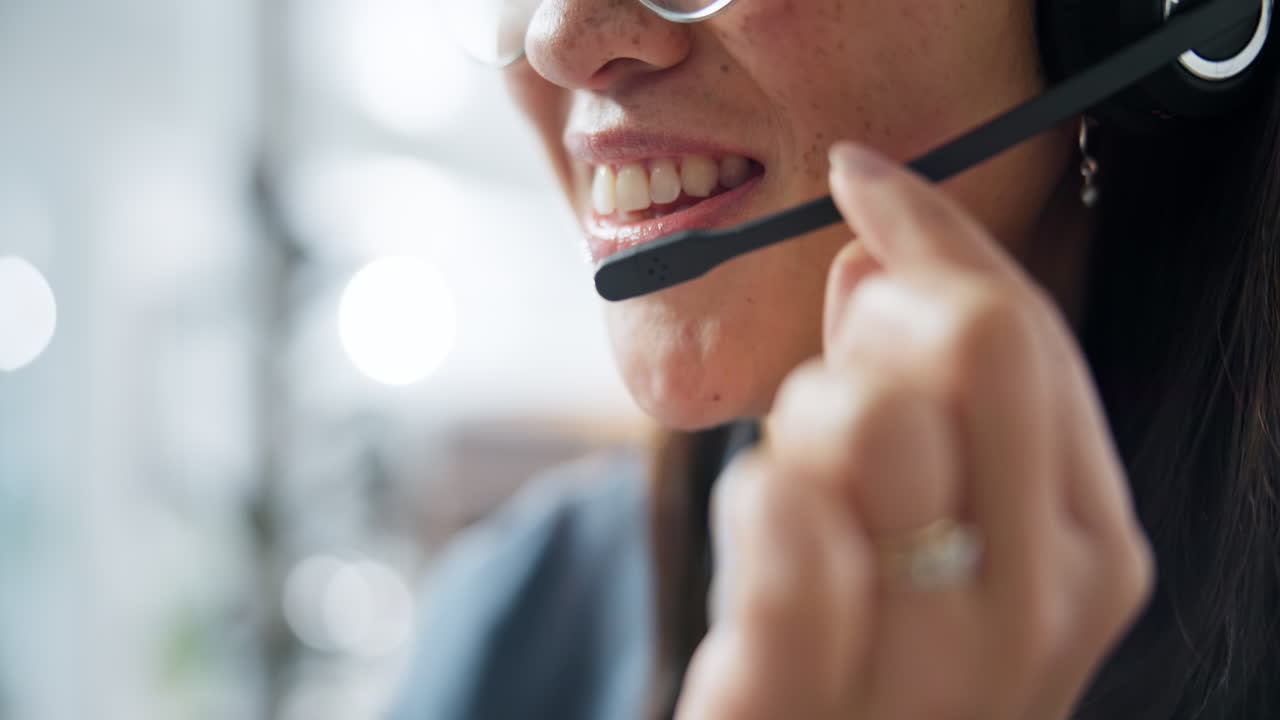 mujer feliz, primer plano y boca consultoría en llamada
