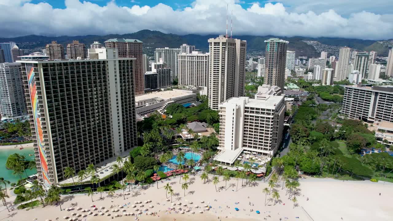Ripresa aerea all'indietro dall'Hilton Hawaiian Village Resort, Waikiki Beach, Honolulu, Hawaii
