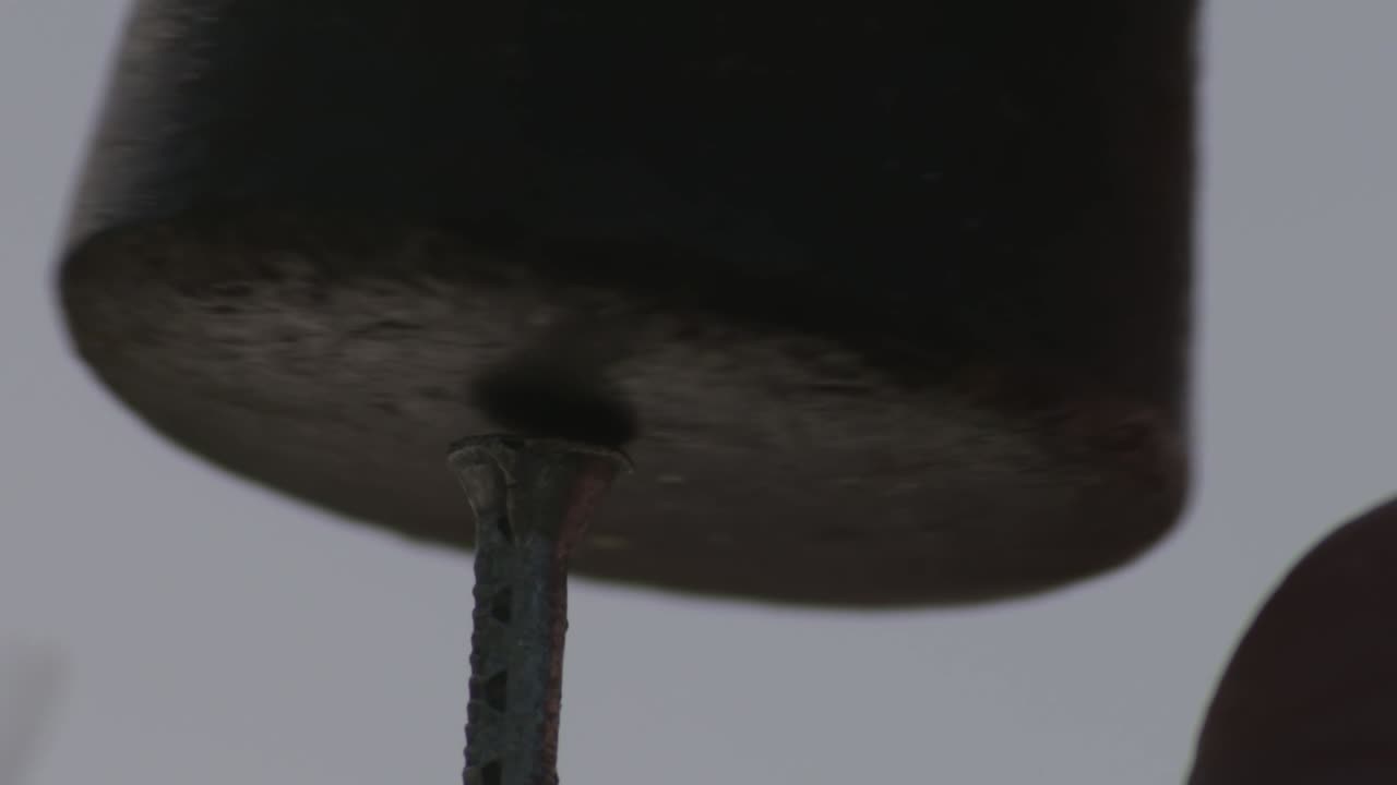 martillo golpeando clavos en cámara lenta y un primerísimo plano