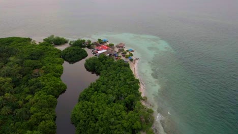 exótico hotel ecológico costero en una playa privada en una isla tropical del caribe