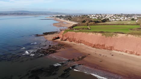 Disparo-De-Paralaje-Aéreo-De-Acantilados-De-La-Costa-Jurásica-De-Arenisca-En-Exmouth-Devon,-Inglaterra