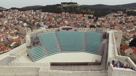 Flug-über-Die-Festung-St.-Michael-Und-Panoramablick-Auf-Das-Aquatorium-Von-Sibenik