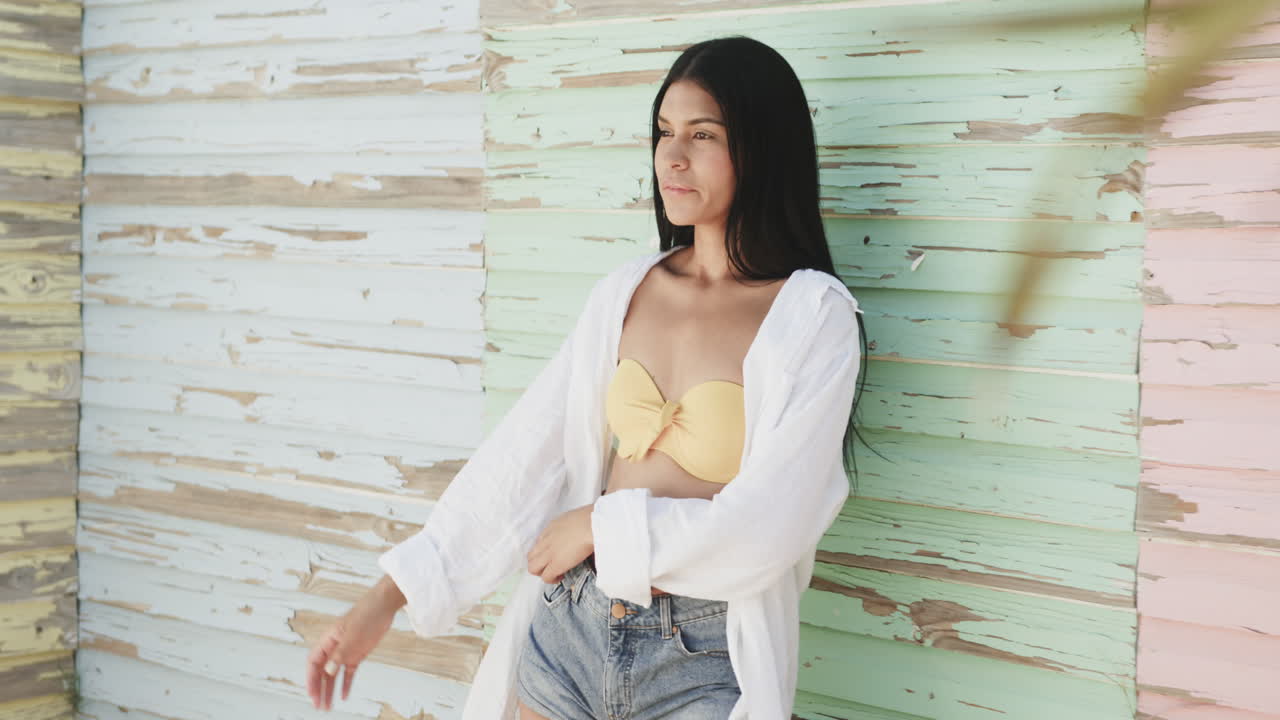 ⁇ 빛 속 의 날씨 가  ⁇ 은 나무 벽 앞 에서 웃는 히스패닉 여성 의 초상화, 복사 공간, 느린 동작