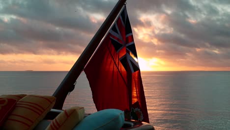seeflagge bei sonnenuntergang, die langsam im wind flattert