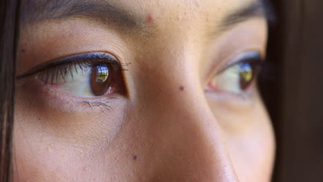 primer plano de los ojos de la mujer mostrando tristeza