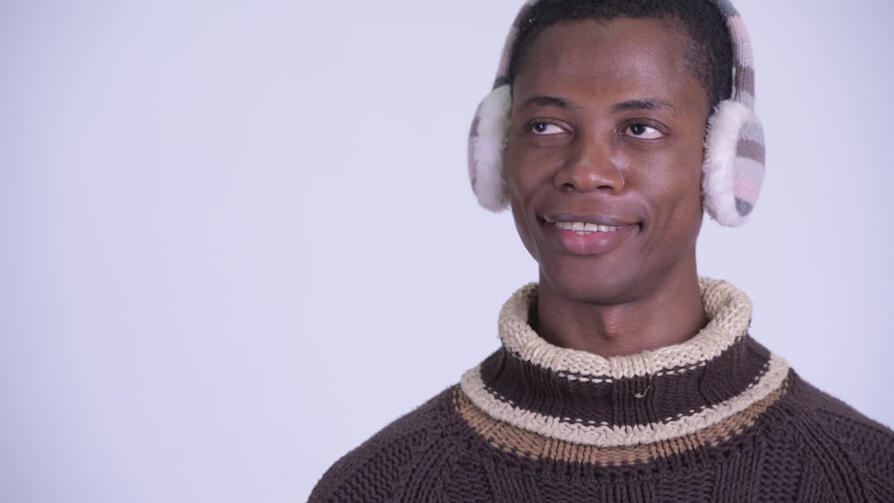 joven y guapo hombre africano listo para el invierno