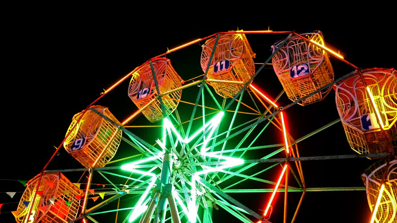 la rueda gigante tailandesa en el mercado nocturno