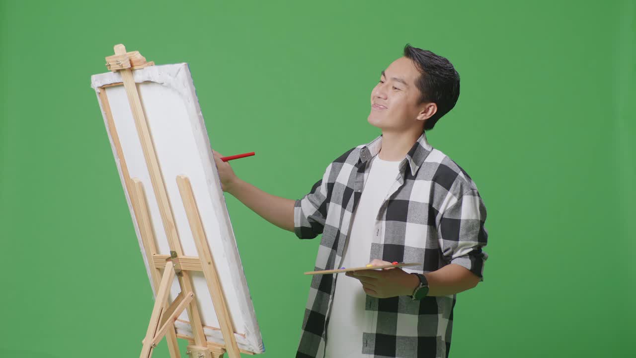 남자가 흥분해서 그림을 그리고