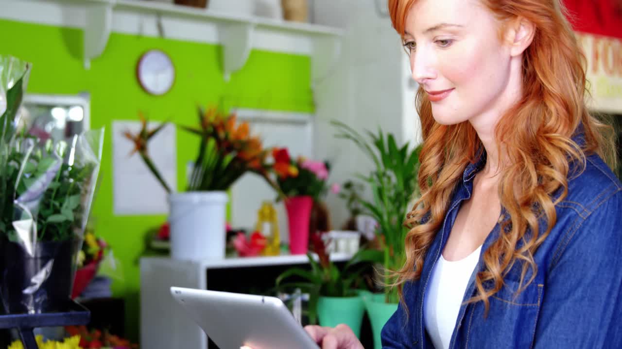 florista usando una tableta digital