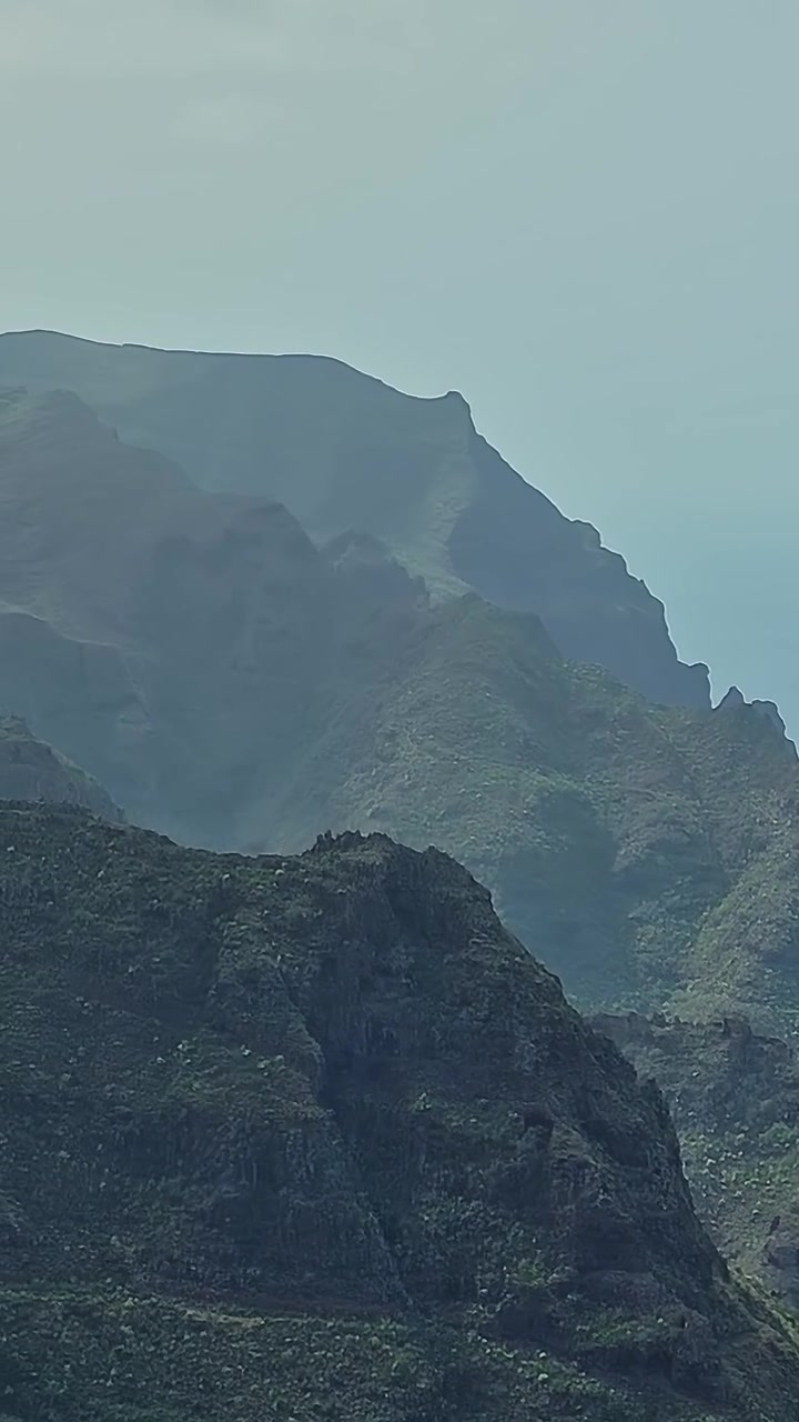 Vista panoramica delle montagne e della costa a Tenerife, Spagna