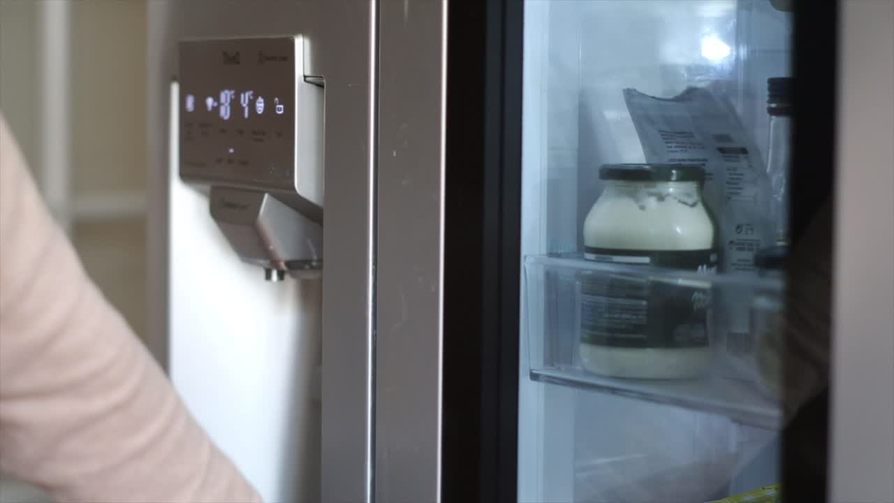 fresco y crujiente: el hombre saca una lata de la nevera