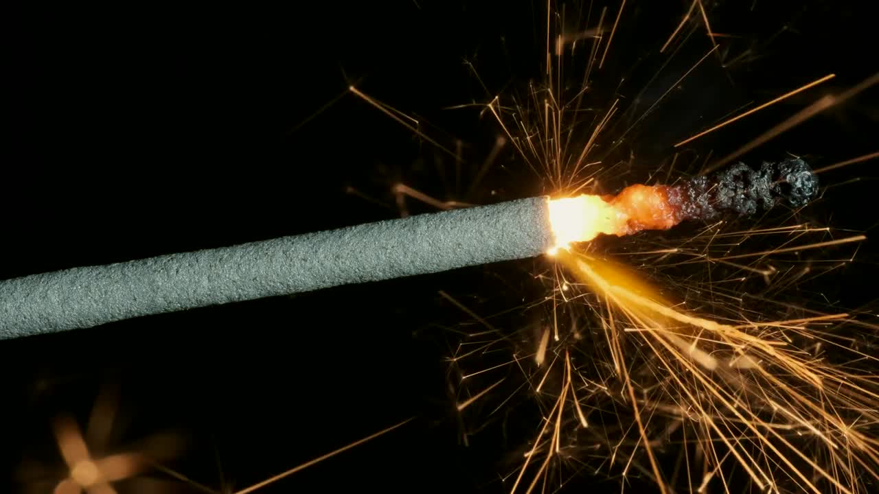 chispas cristianas, luces de bengala en fondo negro. chispas de fuegos artificiales ardiendo en fondo oscuro. primer plano