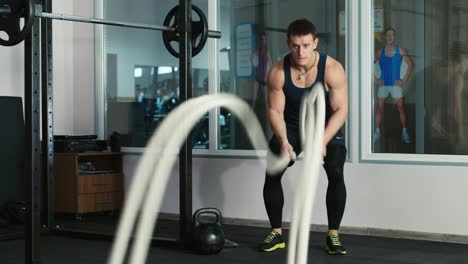 atleta hace ejercicios en el gimnasio 5