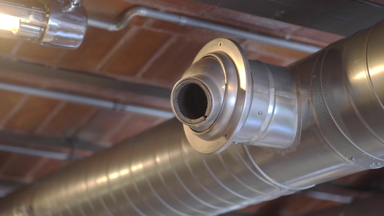 Industriell metallventilasjonskanal i moderne interiør